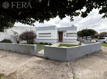Casa · 87m² · 3 Ambientes · 1 Cochera · Venta Casa 3 Ambientes con Patio en Bernal