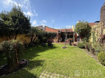 Casa · 200m² · 4 Ambientes · Venta Casa 4 Ambientes con Jardín y Cochera en Villa Dominico