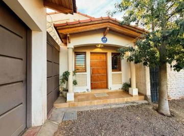 Casa · 166m² · 5 Ambientes · 4 Cocheras · Casa en Venta en Guaymallén Planta Baja con Jardín