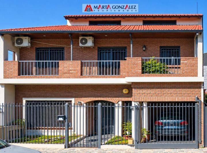 Casa · 200m² · 5 Ambientes · 1 Cochera