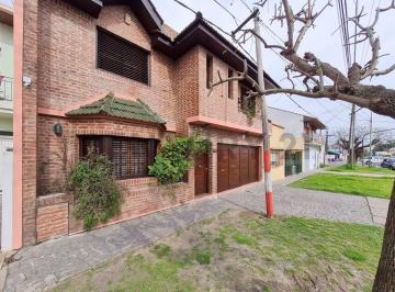 Casa · 173m² · 4 Ambientes · 2 Cocheras · Casa de 3 Dorm. con Parque y Pileta