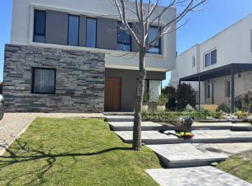 Casa · 215m² · 4 Dormitorios · 2 Cocheras · Casa en Alquiler en Barrio Castaños, Nordelta
