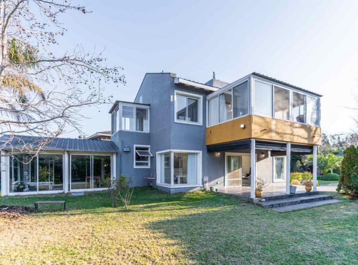 Casa · 210m² · 5 Ambientes · 1 Cochera