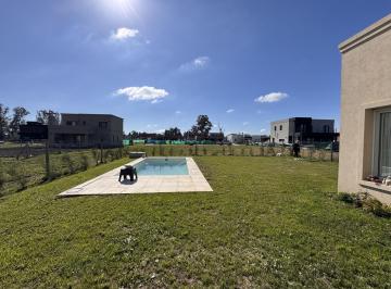 Casa · 120m² · 4 Ambientes · 3 Cocheras · Casa en Alquiler Temporario - Santa Sofía, Pilar del Este | Pileta y Parrilla | 3 Dorm.