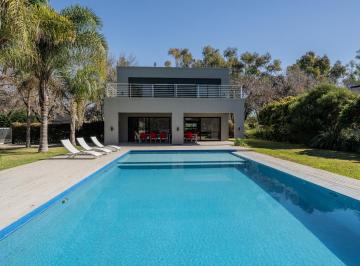 Casa · 250m² · 6 Ambientes · 4 Cocheras · Venta Casa Seis Ambientes con Pileta en Barrio Lomas de Fátima, Pilar