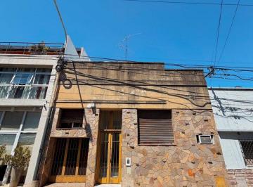 Casa · 221m² · 7 Ambientes · 1 Cochera · Apto Crédito. Ambientes Amplios. Fondo con Verde
