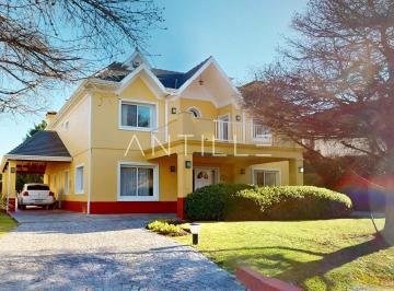 FACHADA CASA EN VENTA EN ABRIL CLUB DE CAMPO, HUDSON · Casa en Venta | Abril Club de Campo