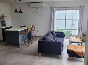 PH de 5 ambientes, Quilmes · Alquiler Casa 5 Ambientes con Garage, Patio, y Balcon. Zona Jumbo.