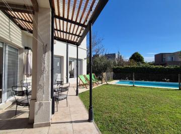 Casa · 240m² · 7 Ambientes · 2 Cocheras · Casa 4 Hab con Pileta Cercada en Alquiler Verano en Canton