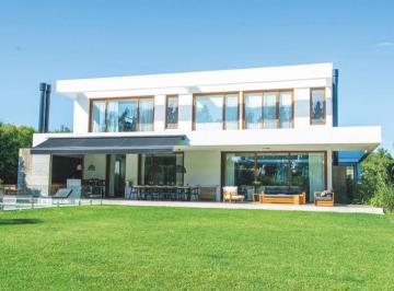 Casa · 343m² · 8 Ambientes · Casa en Venta en Albanueva