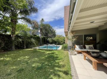 Casa · 180m² · 3 Ambientes · 2 Cocheras · ¡Alquiler! Housing en Urca - Hermosa y Amplia Casa