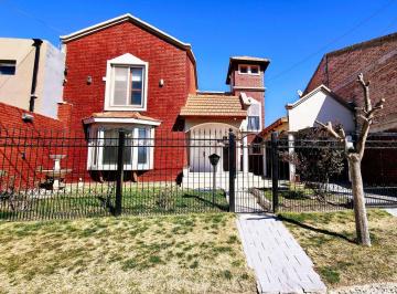 Casa · 370m² · 8 Ambientes · 3 Cocheras · Alquiler Casa en Nqn con Pileta y Quincho Equipado