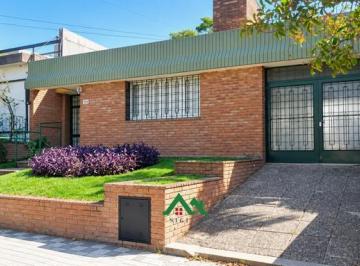 Casa · 220m² · 16 Ambientes · 2 Cocheras · Casa en Venta de 4 Dorm. Depto en Altos de Villa Cabrera