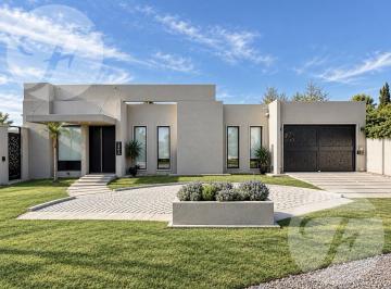 Casa · 115m² · 5 Ambientes · 2 Cocheras · Reservada - Casa en Venta en Barrio Cuatro Robles – 950 m² de Terreno, 2 Suites, Galería y Pileta
