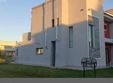 Casa · 220m² · 5 Ambientes · 1 Cochera · Casa en Alquiler en El Rebenque