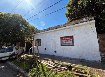Casa · 65m² · 3 Ambientes · 1 Cochera · Casa 3 Ambientes en Venta - Villa adelina.¡A Refaccionar!
