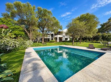 Casa de 8 ambientes, Córdoba · Casa Premium en Venta con Fondo Al Golf en Lomas de La Carolina