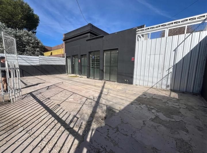 Local comercial · 243m² · 4 Ambientes · 8 Cocheras
