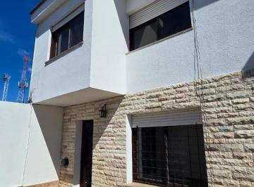 Casa · 90m² · 4 Ambientes · 1 Cochera · Casa en Alto Alberdi