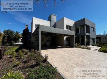 Casa · 330m² · 6 Ambientes · 2 Cocheras · Casa Barrio Buenos Aires Village