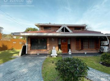Casa · 143m² · 3 Dormitorios · 1 Cochera · Casa Moderna en Venta Sobre Dos Lotes con Excelente Ubicación en El Pato