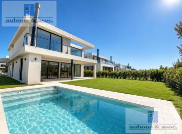 Casa · 290m² · 6 Ambientes · 4 Cocheras · Casa a Estrenar con Pileta y Excelentes Terminaciones