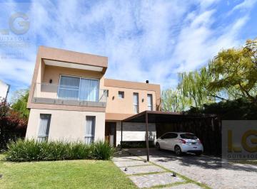 Casa · 175m² · 5 Ambientes · 4 Cocheras · Casa en Venta Barrio Las Acacias