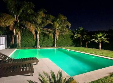 Casa · 140m² · 5 Ambientes · 1 Cochera · Alquiler de Casa de 3 Dorm. en Funes