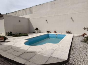Casa · 250m² · 4 Ambientes · 3 Cocheras · Venta Casa con Jardín, Quincho y Pileta en Quilmes