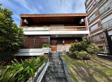 Casa · 425m² · 7 Ambientes · 3 Cocheras · Casa 7 Ambientes con Patio, Piscina, Quincho, Ascensor y Biblioteca en El Centro de Santos Lugares.