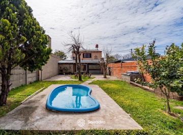 Casa · 182m² · 6 Ambientes · 1 Cochera · Venta | Permuta - Casa de 2 Dorm., Jardín, Piscina y Local. Pueblo Esther - Apto Crédito