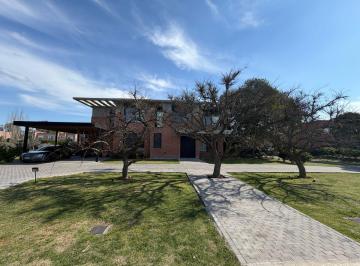Casa de 7 ambientes, Pilar · Casa a La Venta en Mayling Club de Campo
