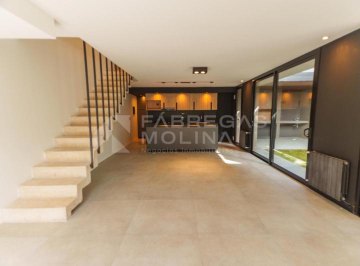 Casa · 170m² · 2 Ambientes · 2 Cocheras
