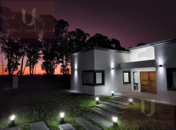Casa · 182m² · 4 Ambientes · Hermosa Casa con Piscina. Amoblada con Muebles de Calidad. Lista Para Vivir. en Barrio Privado.