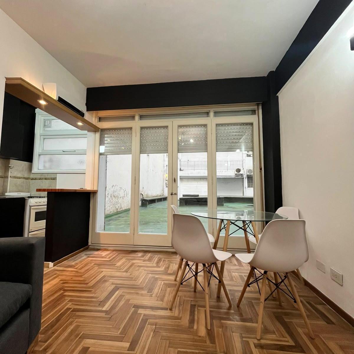 Oportunidad única en una de las zonas más buscadas de Mar del Plata. Presentamos este elegante departamento de 2 ambientes