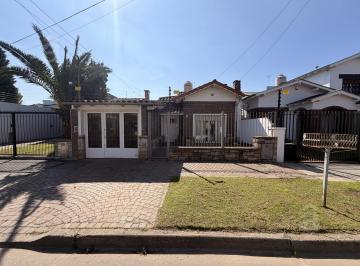 Casa · 155m² · 4 Ambientes · 2 Cocheras · Casa en Villa Ballester - Venta - Calle Congreso - Zona Residencial - Cuatro Ambientes.