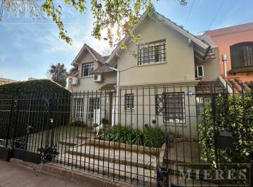 Casa · 200m² · 5 Ambientes · 1 Cochera · Muy Linda Casa en Alquiler Temporario Desde Diciembre en Beccar, San Isidro.