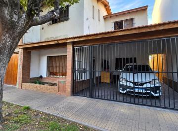 Casa de 4 ambientes, Vicente López · Venta Casa en Lote Propio de 2 Plantas con Jardín, Piscina, Quincho y Terraza en