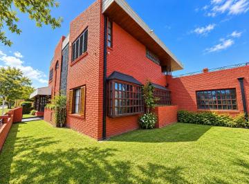 Casa · 270m² · 5 Ambientes · 2 Cocheras · Casa 4 Ambientes en Parque Luro