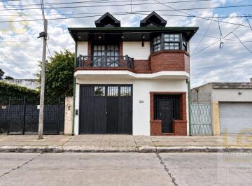 Casa · 410m² · 5 Ambientes · 2 Cocheras · Casa en Venta en Berazategui Centro