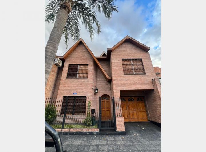 Casa · 250m² · 6 Ambientes · 2 Cocheras