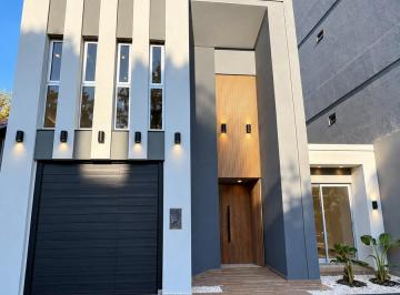 Casa · 230m² · 4 Ambientes · 1 Cochera · Cf1350 - Casa en Construcción de Dos Plantas en Venta - Av Maipú y Costanera
