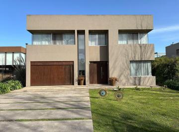 Casa · 220m² · 5 Ambientes · Casa en Alquiler en Grand Bell 2