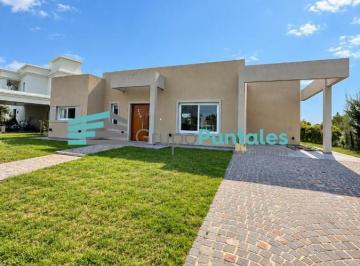 Casa · 130m² · Casa a Estrenar en Barrio Santa Ines en Una Planta con Fondo a Espacio Verde y Pileta