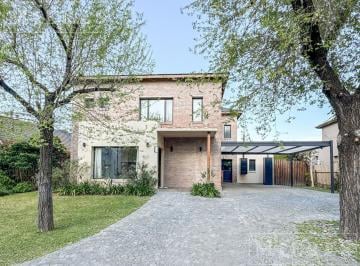 Casa · 233m² · 5 Ambientes · Casa en Venta en Santa María de Los Olivos