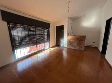 Casa · 195m² · 4 Ambientes · 1 Cochera · Casa en Venta 3 Dorm. con Patio Amplio B° Cáceres