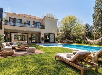 Casa · 258m² · 7 Ambientes · 4 Cocheras · Casa en Alquiler en Saint Thomas Oeste 7 Ambientes