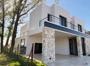 Casa de 8 ambientes, Pilar · Azzurra Alquiler y Venta 5 Dorm Ulrich Propiedades