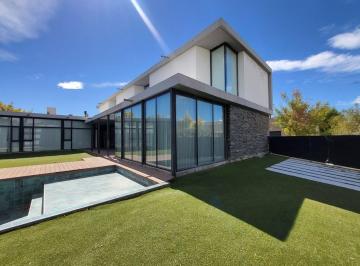 Casa · 390m² · 3 Dormitorios · 2 Cocheras · Propiedad en El Barrio Cerrado Comahue Golf Club