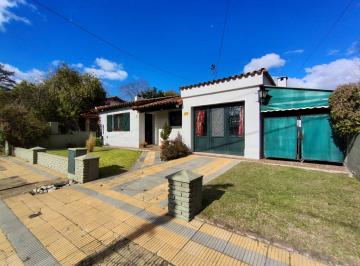 Casa · 135m² · 3 Ambientes · 2 Cocheras · Casa 2 Dorm., Garage, Fondo Parquizado.
